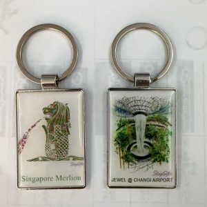 This unique keychain features two iconic Singapore symbols:
